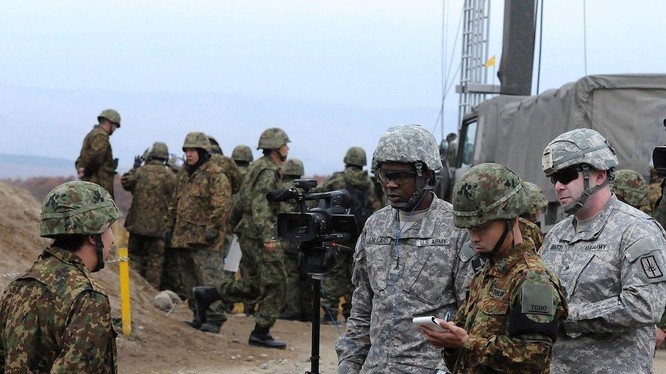 Quân đội Mỹ và Nhật Bản trong một cuộc tập trận năm 2014 (Ảnh: US Army)
