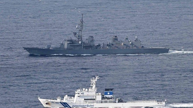 Tàu cảnh sát biển tập trận cùng tàu của Lực lượng Phòng vệ Nhật Bản ngày 22/12/2021 (Ảnh: SCMP)