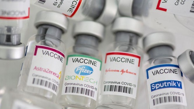 Nhiều nước đã và đang thực hiện chương trình tiêm mũi tăng cường vaccine COVID-19 để chống biến chủng Omicron (Ảnh: Reuters)