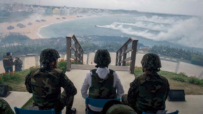 Lãnh đạo Đài Loan Thái Anh Văn quan sát một cuộc tập trận ở Bành Hồ (Ảnh: Reuters)