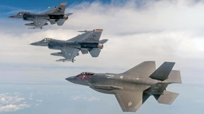Chiến đấu cơ F-16 và F-35 trong một đội hình bay (Ảnh: Getty)