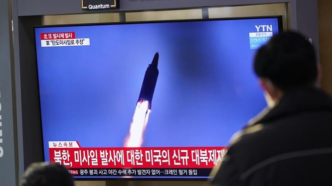 Người dân Hàn Quốc the dõi thông tin về vụ thử tên lửa của Triều Tiên trên truyền hình (Ảnh: AP)