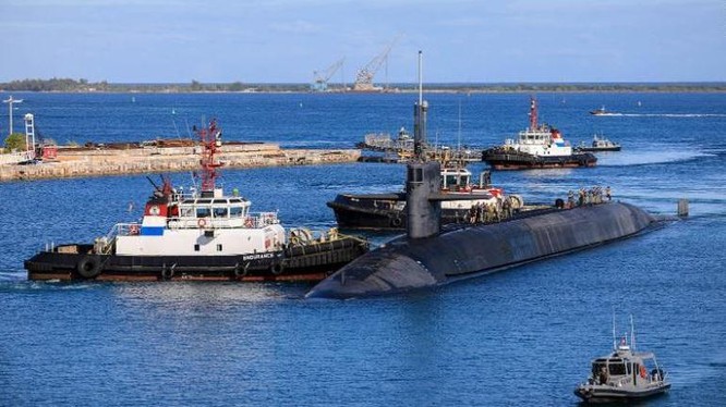 Tàu ngầm USS Nevada của Mỹ đến Guam hôm 15/1 (Ảnh: Hải quân Mỹ)