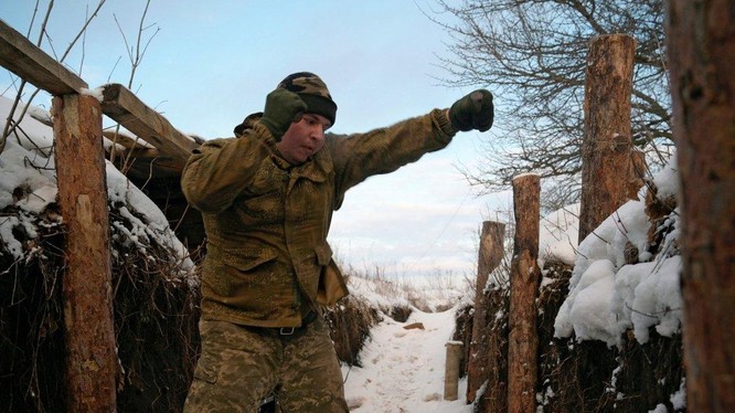 Một binh sĩ Ukraine luyện võ tại khu vực miền Đông nước này (Ảnh: Reuters)