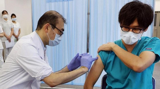 Nhật Bản đang đẩy mạnh tiêm mũi vaccine tăng cường (Ảnh: AFP).