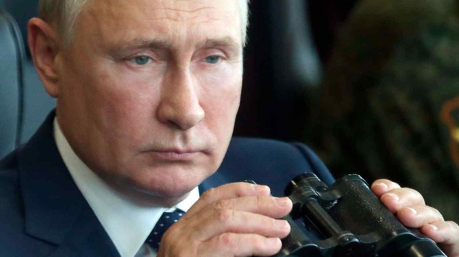 Tổng thống Nga Vladimir Putin quan sát một cuộc tập trận (Ảnh: AP)