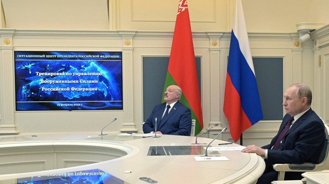 Tổng thống NGa Vladimir Putin và Tổng thống Belarus Alexander Lukashenko theo dõi cuộc tập trận qua màn hình (Ảnh: EPA)