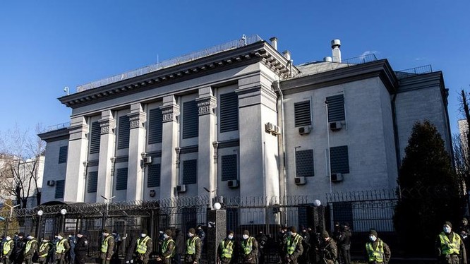 Nhân viên an ninh gác bên ngoài Đại sứ quán Nga ở Kiev hôm 22/2 (Ảnh: Getty).