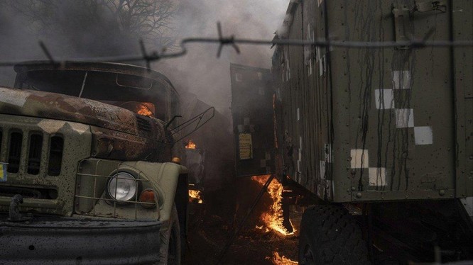 Một xe quân sự của Ukraine bị hư hại sau đòn pháo kích của Nga ở Mariupol (Ảnh: AP)