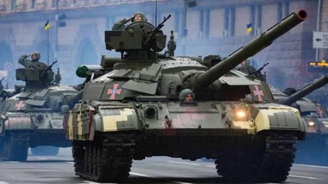 Mẫu xe tăng T-64 đã lỗi thời nhưng vẫn được quân đội Ukraine sử dụng làm tăng chủ lực (Ảnh: Military Watch)