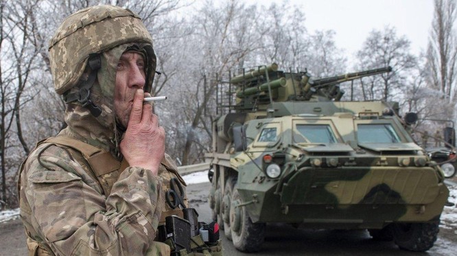 Một binh sĩ Ukraine tại vị trí chiến đấu bên ngoài thành phố Kharkiv (Ảnh: AP)