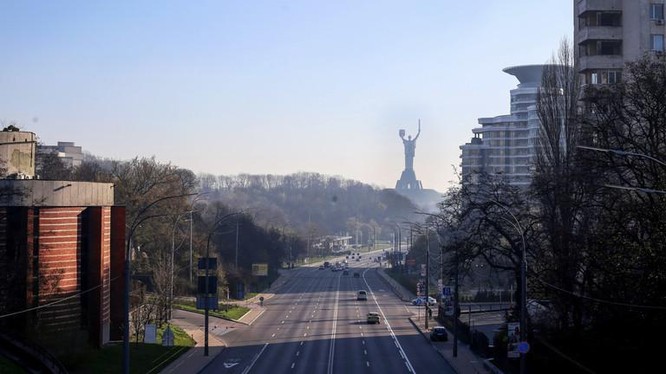 Một tuyến đường ở thủ đô Kiev, Ukraine (Ảnh: Getty)
