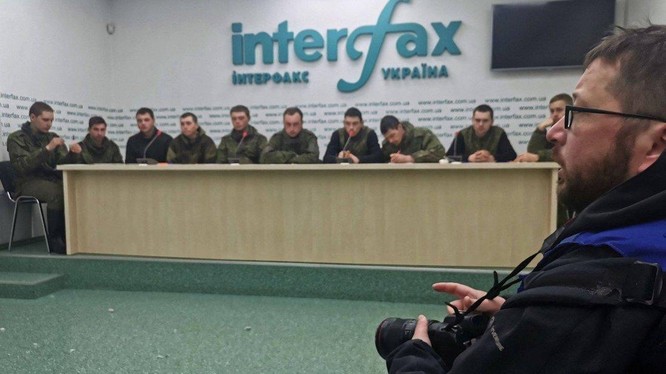 Các binh sĩ Nga bị Ukraine bắt làm tù binh trong một cuộc họp báo (Ảnh: AFP)