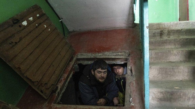 Người dân ở Mariupol, Ukraine nấp dưới hầm trú ẩn (Ảnh: AP)