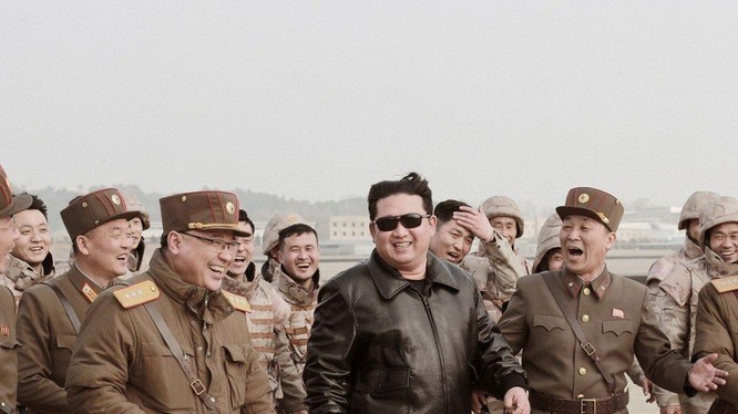 Lãnh đạo Triều Tiên Kim Jong-un cùng các tướng lĩnh quân đội trong vụ phóng thử nghiệm tên lửa hôm 24/3 (Ảnh: KCNA)
