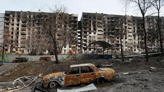 Bên ngoài một tòa nhà ở thành phố Mariupol bị phá hủy trong các cuộc giao tranh giữa Nga và Ukraine (Ảnh: Reuters).