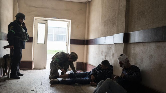 Lực lượng an ninh Ukraine sơ cứu cho một thường dân tại Kramatorsk, Ukraine ngày 19/4 (Ảnh: AP)