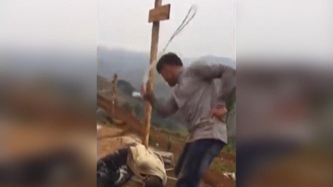 Đoạn video ghi lại cảnh ông chủ người Trung Quốc đánh đập công nhân Rwanda được đăng trên mạng xã hội (Ảnh: Reddit)