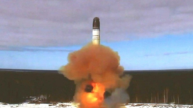 Tên lửa Sarmat được phóng tại sân bay vũ trụ Plesetsk (Ảnh: Reuters)