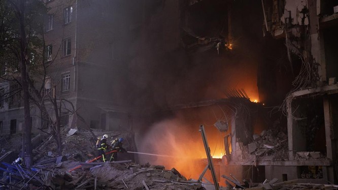 Lực lượng cứu hỏa cố gắng dập lửa sau một vụ nổ ở thủ đô Kiev, Ukraine ngày 28/4 (Ảnh: AP)