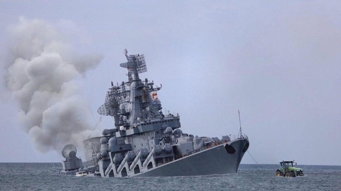 Tàu Moskva của Nga được kéo về cảng sau khi chịu thiệt hại vì đòn tấn công (Ảnh: Flickr)