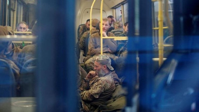 Các binh sĩ Ukraine lên xe buýt rời khỏi nhà máy Azovstal sau khi đầu hàng lực lượng Nga (Ảnh: Reuters).
