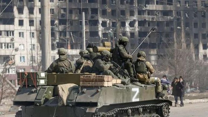 Xe bọc thép của lực lượng thân Nga tại Mariupol, Ukraine (Ảnh: Reuters).