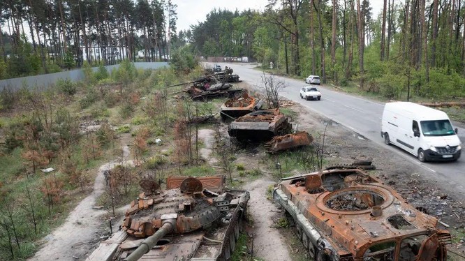 Những chiếc xe tăng Nga bị tiêu diệt ở làng Dmitrivka, gần Kiev, Ukraine (Ảnh: AP)