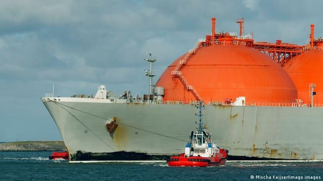 Một tàu chở khí hóa lỏng LNG tại cảng Rotterdam của Hà Lan (Ảnh: DW)