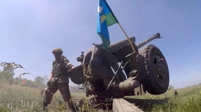 Nga dồn dập tấn công các mục tiêu của quân đội Ukraine bằng pháo và tên lửa (Ảnh minh họa: Zenger).