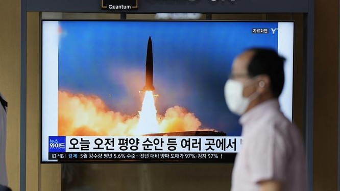Người dân Hàn Quốc theo dõi vụ phóng tên lửa của Triều Tiên qua truyền hình (Ảnh: AP)