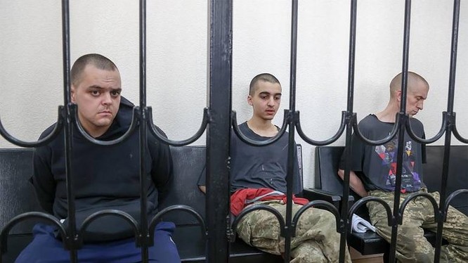 Các lính tình nguyện trong phiên tòa tại Cộng hòa Nhân dân Donetsk tự xưng hôm 9/6 (Ảnh: Tass).