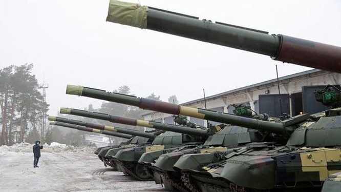 Xe tăng T-72 là một trong những loại vũ khí được Ba Lan chuyển giao cho Ukraine (Ảnh: Reuters)