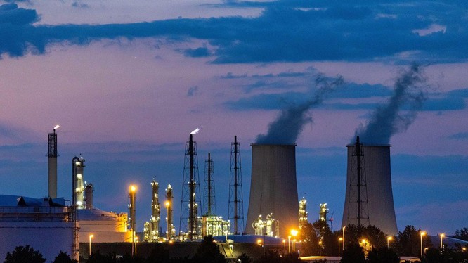 Khu công nghiệp lọc dầu và hóa chất Leuna của Đức, nước nhập năng lượng nhiều nhất từ Nga (Ảnh: Bloomberg)