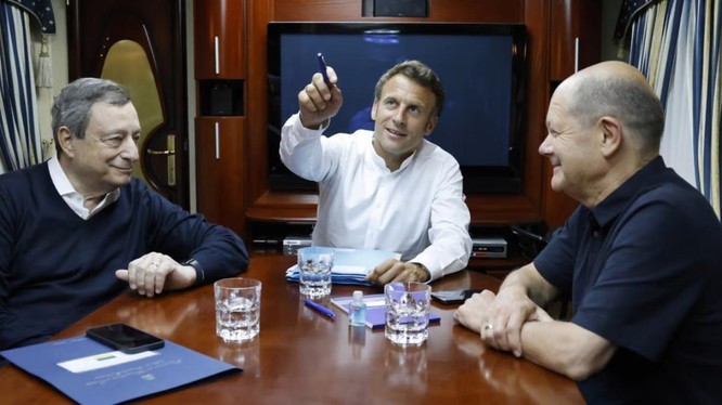 Ba nhà lãnh đạo EU trên con tàu đặc biệt di chuyển từ Ba Lan tới Ukraine (Ảnh: AP)