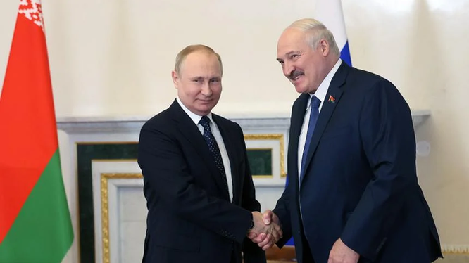 Tổng thống Nga Vladimir Putin và Tổng thống Belarus Alexander Lukashenko gặp tại St. Petersburg (Ảnh: EPA).
