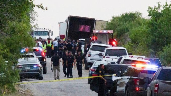 Lực lượng an ninh tại khu vực phát hiện xe đầu kéo với hơn 40 thi thể di dân ở San Antonio, Texas, Mỹ ngày 27/6 (Ảnh: Reuters).