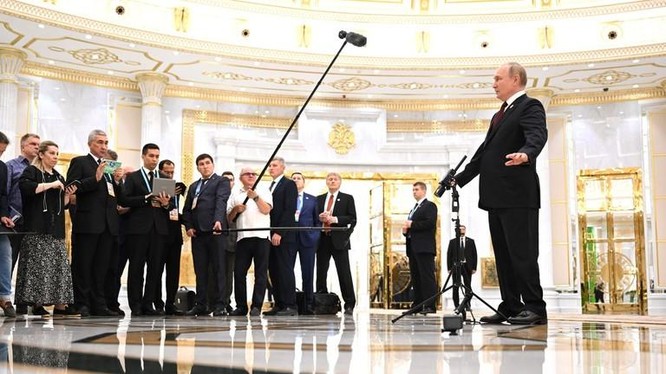 Tổng thống Nga Vladimir Putin phát biểu về các mục tiêu của Nga trong cuộc họp báo tại Ashgabat, Turkmenistan (Ảnh: RT)