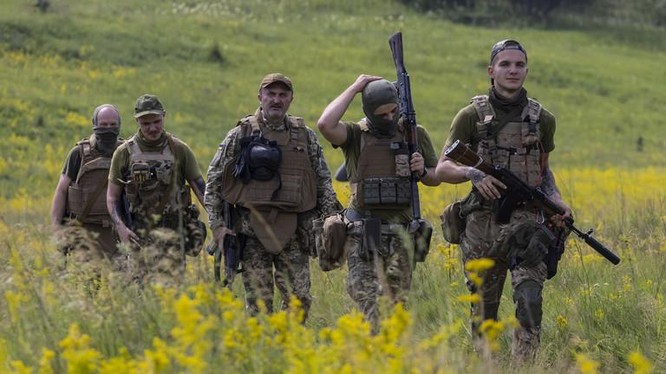 Các binh sĩ Ukraine trong một cuộc huấn luyện (Ảnh: Getty)