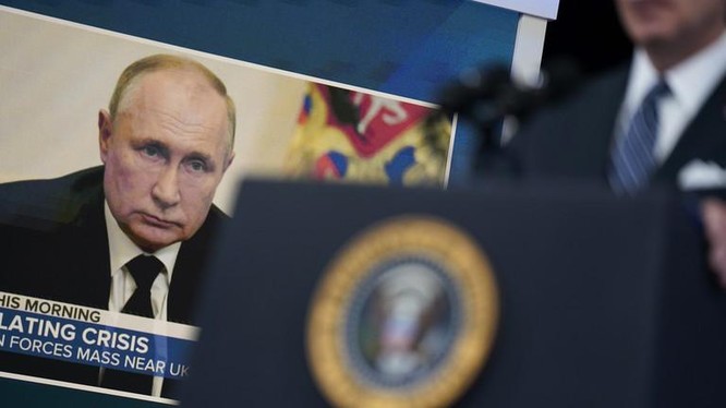 Tổng thống Mỹ Joe Biden phát biểu về giá xăng, đăng sau là hình ảnh Tổng thống Nga Vladimir Putin trên màn hình (Ảnh: AP)