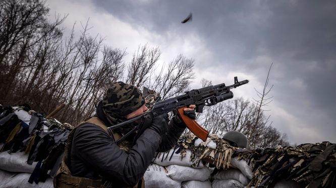 Một binh sĩ Ukraine ngắm bắn drone của Nga bằng súng trường tấn công, tháng 3/2022 (Ảnh: AFP)