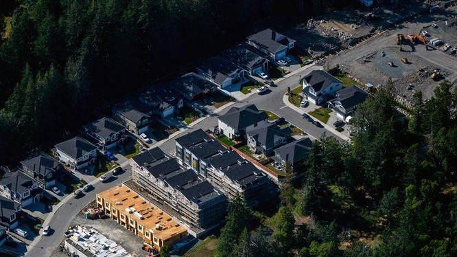 Những ngôi nhà có sẵn và đang được xây tại Langford, British Columbia, Canada (Ảnh: Bloomberg)