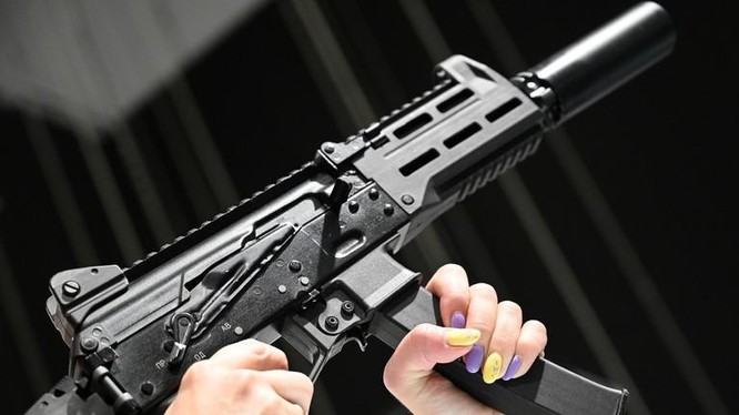 Mẫu súng tiểu liên PKK-20 lần đầu ra mắt tại triển lãm ARMY 2021 (Ảnh: Sputnik)