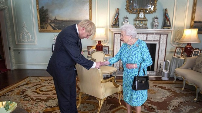 Cựu Thủ tướng Anh Boris Johnson trong một lần gặp gỡ Nữ hoàng Elizabeth (Ảnh: Telegraph)