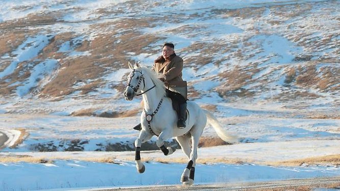 Hình ảnh ông Kim Jong- un cưỡi ngựa trắng trên núi Paektu được KCNA đăng tải 