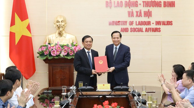  Bộ trưởng Bộ LĐTB&XH Đào Ngọc Dung (phải) trao Quyết định bổ nhiệm cho ông Nguyễn Bá Hoan (trái). Ảnh VGP.