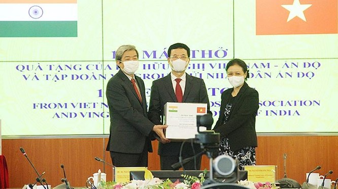 Bộ trưởng Nguyễn Mạnh Hùng trao tặng 100 máy thở cho nhân dân Ấn Độ. Ảnh: mic.gov.vn