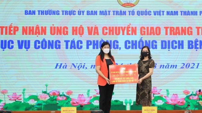 Chủ tịch Ủy ban MTTQ Việt Nam Thành phố Nguyễn Lan Hương chuyển giao trang thiết bị y tế cho Sở Y tế Hà Nội. Ảnh: Cổng TTĐT Hà Nội.