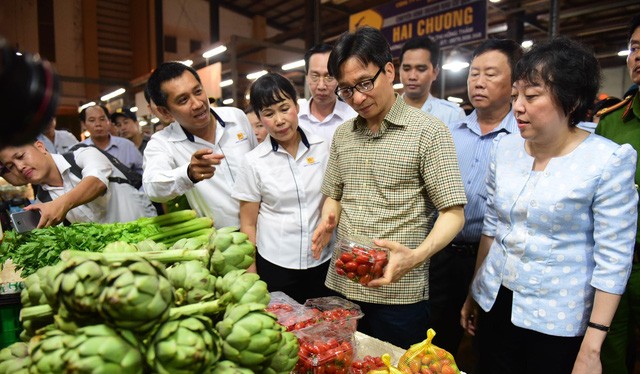Phó thủ tướng Vũ Đức Đam ghé vựa bán cà chua, atiso (Ảnh: Quang Định)