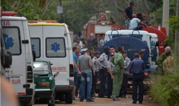 Các lực lượng khẩn cấp của Cuba tại hiện trường vụ tai nạn (Ảnh AFP)